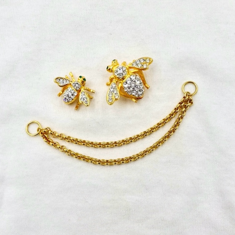 Vintage Joan Rivers Classic Collection gold tone double bee brooch with chain.
